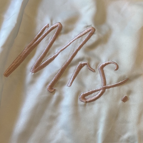 NWT Ladies Mrs. bridal silk robe size medium - Picture 8 of 8